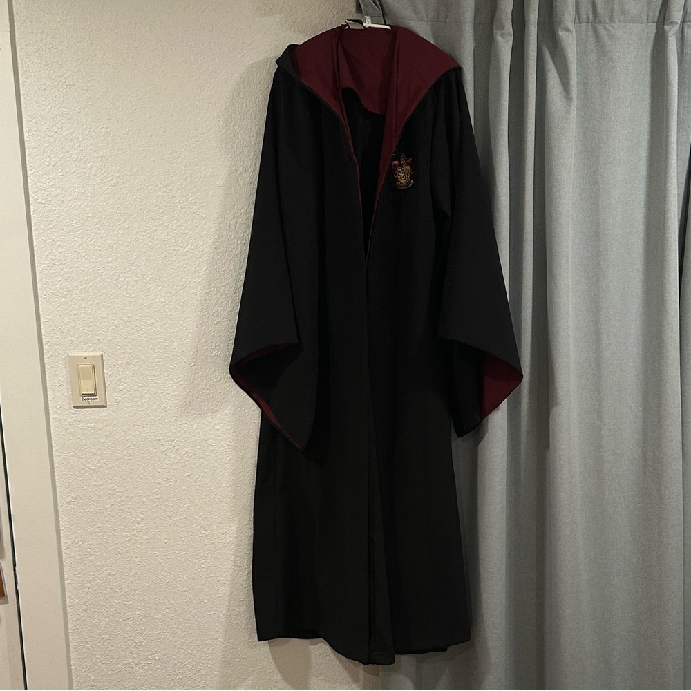 UNIVERSAL STUDIOS Wizarding World of Harry Potter GRYFFINDOR Adult XS
Cloak Robe